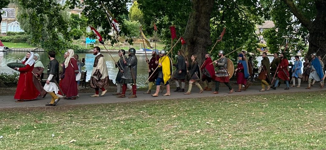 Seen in Canbury Gardens, Kingston, earlier today. Hopefully, they're on their way to burn down the <a href="/RBKingston/">Kingston Council</a> guildhall.