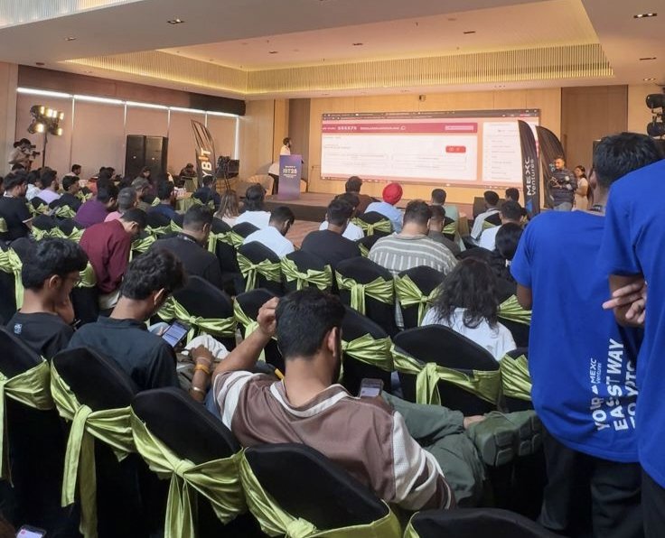 neurolov's tweet image. Neurolov’s revolutionary vision left the crowd in awe at #IBT25 today!
Thousands witnessed the future of decentralized compute, live from Ahmedabad.
Massive respect to @Dhruv4Ai for leading the charge.
Thank you @octaloopHQ for the amazing platform!
#NeuroSwarm #Web3 #AI