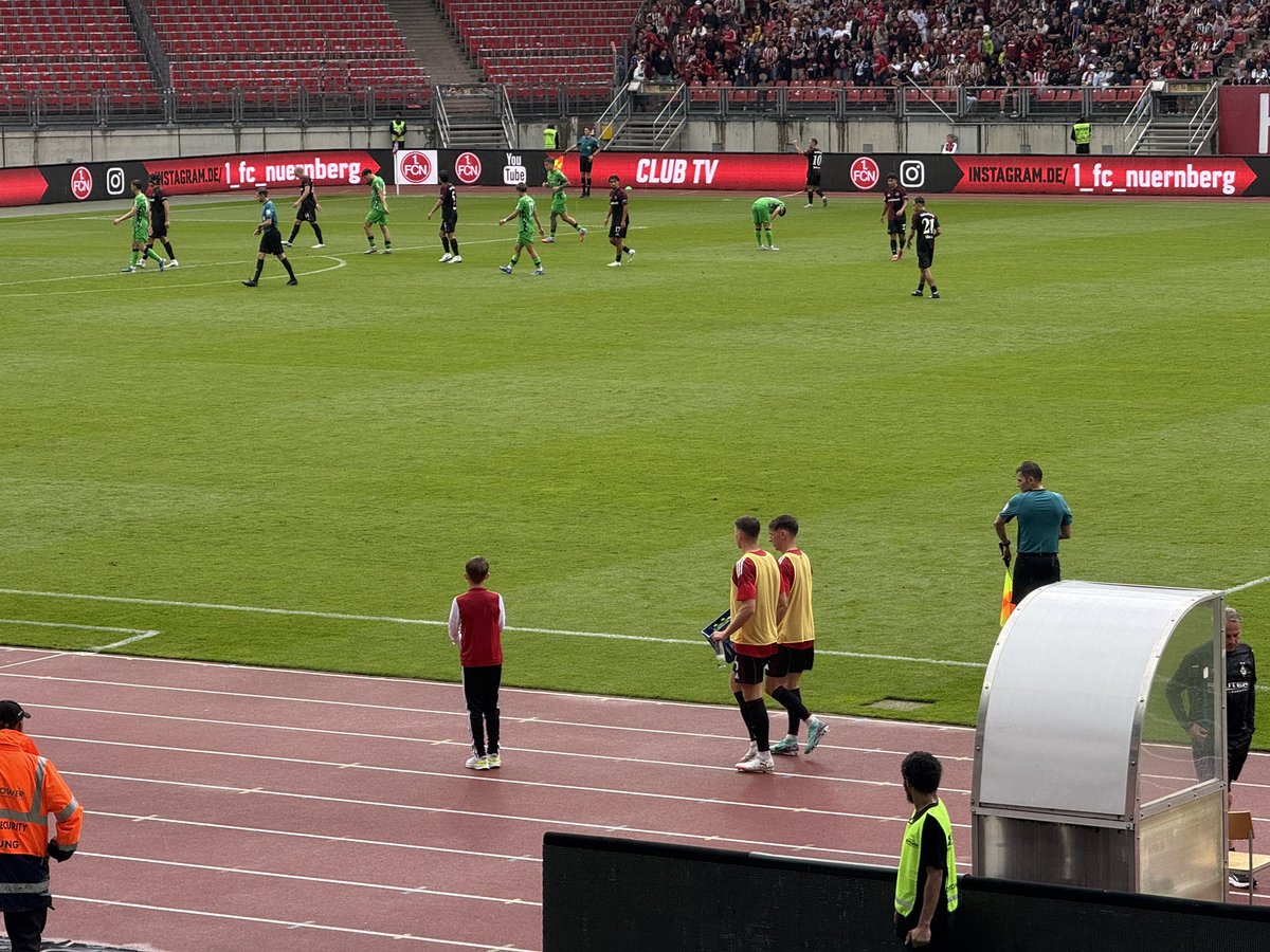 BILD_FCN's tweet image. Warmmachen bei strömendem Regen beendet - das letzte Heimspiel für Goller und Flick? #fcn