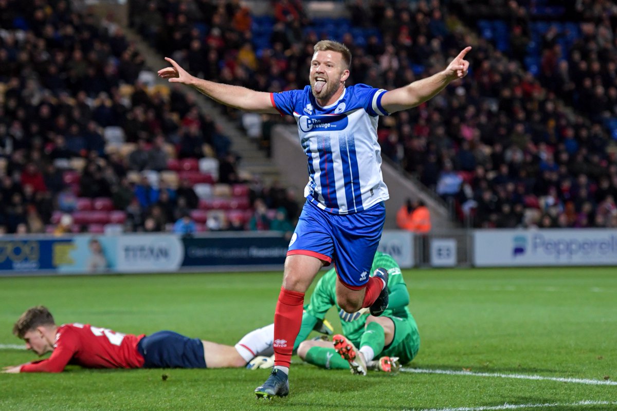 RoyKellySport's tweet image. Today, we are here to salute a certain Nicky Featherstone, who is about to begin his 12th @Official_HUFC season. The 36-years-young midfielder has played 462 competitive games, putting him third highest in the club’s all-time list and scored 28 goals along the way