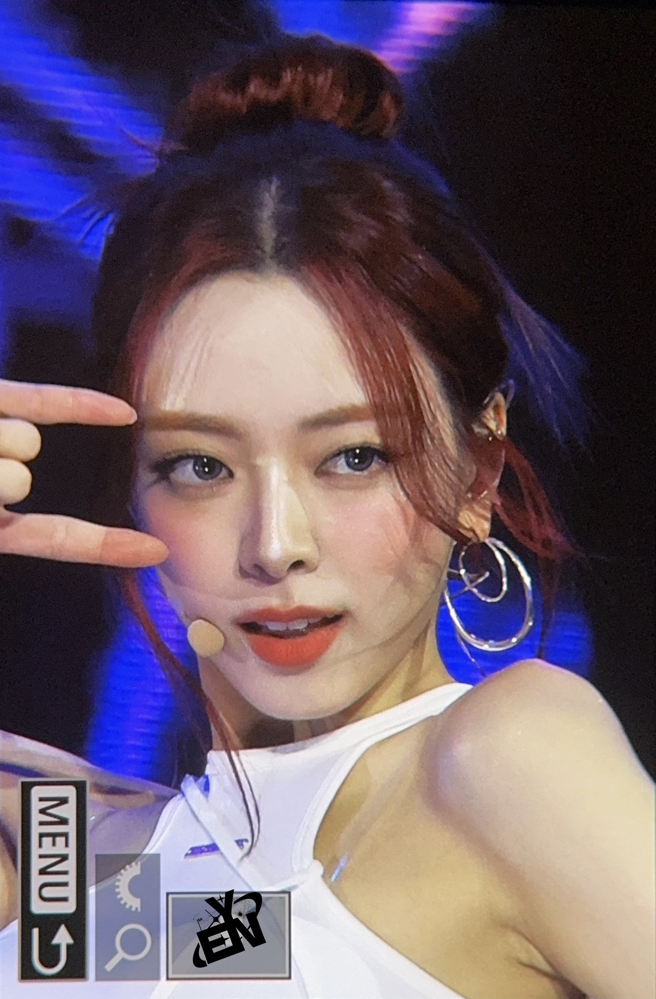ITZY ユナ 直筆 デコ 写真 ?media_id=3364536994859220347