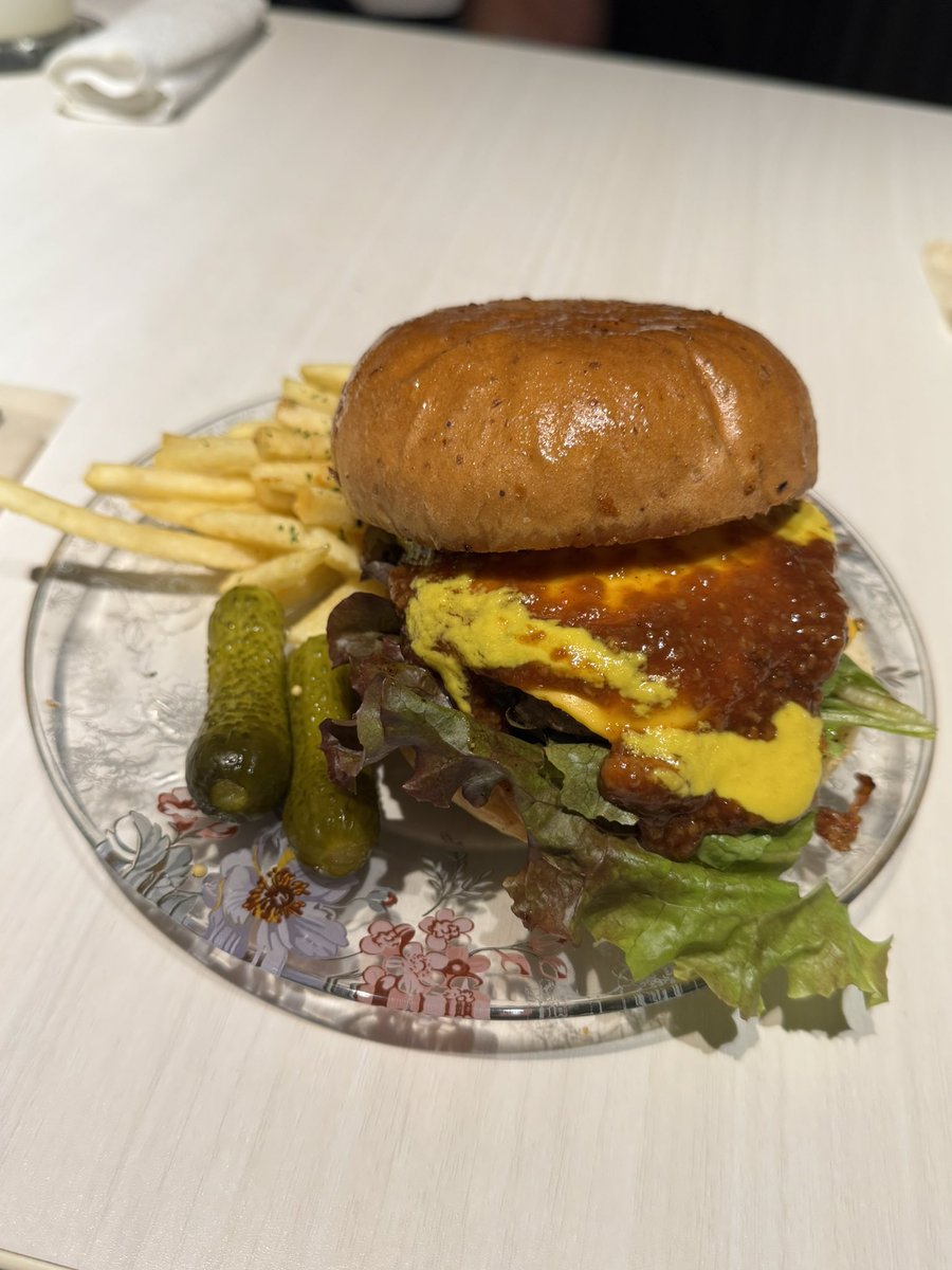 mirage029's tweet image. ワタシは上品に食べるよ🍴