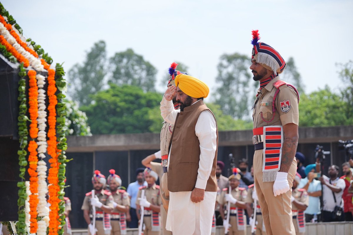 News18India's tweet image. "आज चंडीगढ़ के वार मेमोरियल में 'कारगिल विजय दिवस' के शहीदों को श्रद्धांजलि अर्पित की। शहीदों के परिवारों को सम्मानित किया। शहीद हमारे देश की असली धरोहर होते हैं, उनकी कुर्बानियाँ कभी भी भुलाई नहीं जा सकतीं। पूरा देश उनकी वीरता और बलिदान का हमेशा क़र्ज़दार रहेगा। हमारे शहीदों की…
