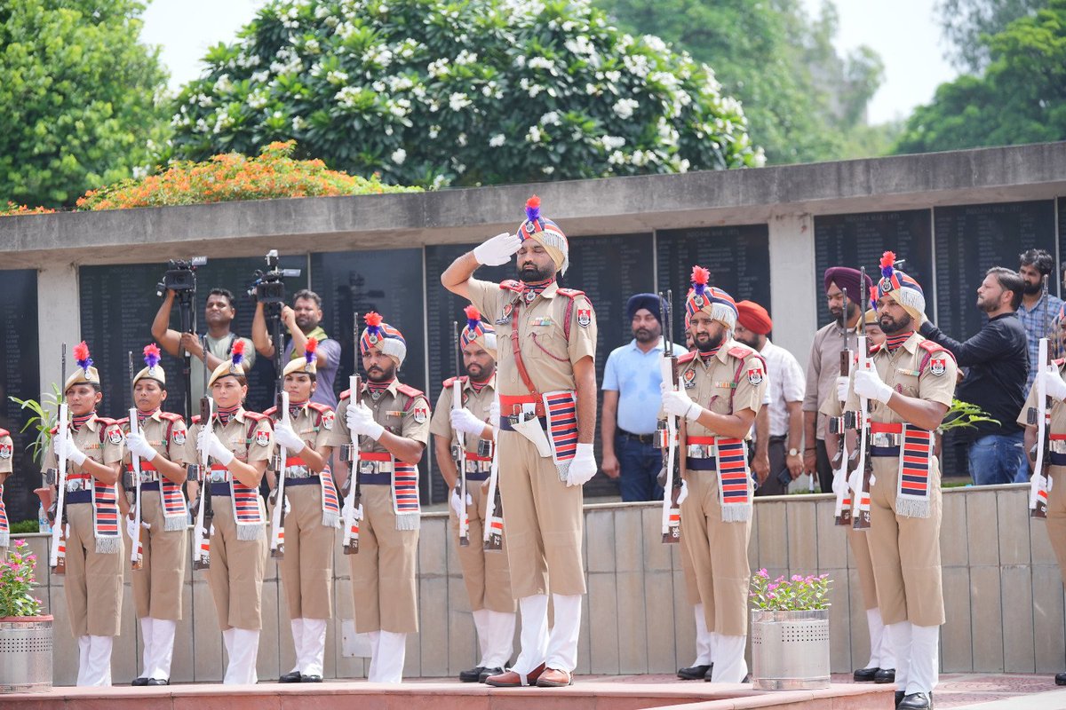 News18India's tweet image. "आज चंडीगढ़ के वार मेमोरियल में 'कारगिल विजय दिवस' के शहीदों को श्रद्धांजलि अर्पित की। शहीदों के परिवारों को सम्मानित किया। शहीद हमारे देश की असली धरोहर होते हैं, उनकी कुर्बानियाँ कभी भी भुलाई नहीं जा सकतीं। पूरा देश उनकी वीरता और बलिदान का हमेशा क़र्ज़दार रहेगा। हमारे शहीदों की…