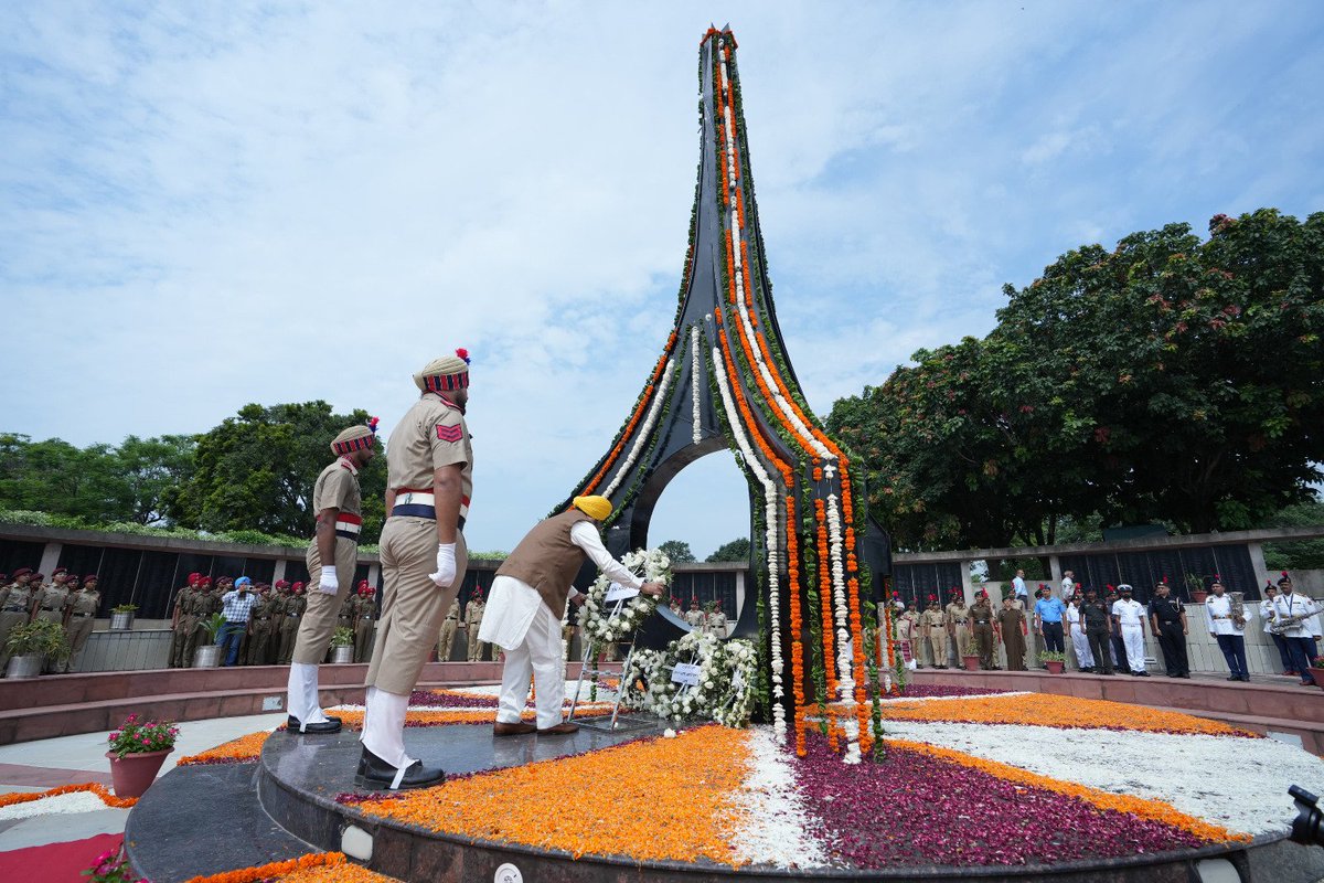 News18India's tweet image. "आज चंडीगढ़ के वार मेमोरियल में 'कारगिल विजय दिवस' के शहीदों को श्रद्धांजलि अर्पित की। शहीदों के परिवारों को सम्मानित किया। शहीद हमारे देश की असली धरोहर होते हैं, उनकी कुर्बानियाँ कभी भी भुलाई नहीं जा सकतीं। पूरा देश उनकी वीरता और बलिदान का हमेशा क़र्ज़दार रहेगा। हमारे शहीदों की…