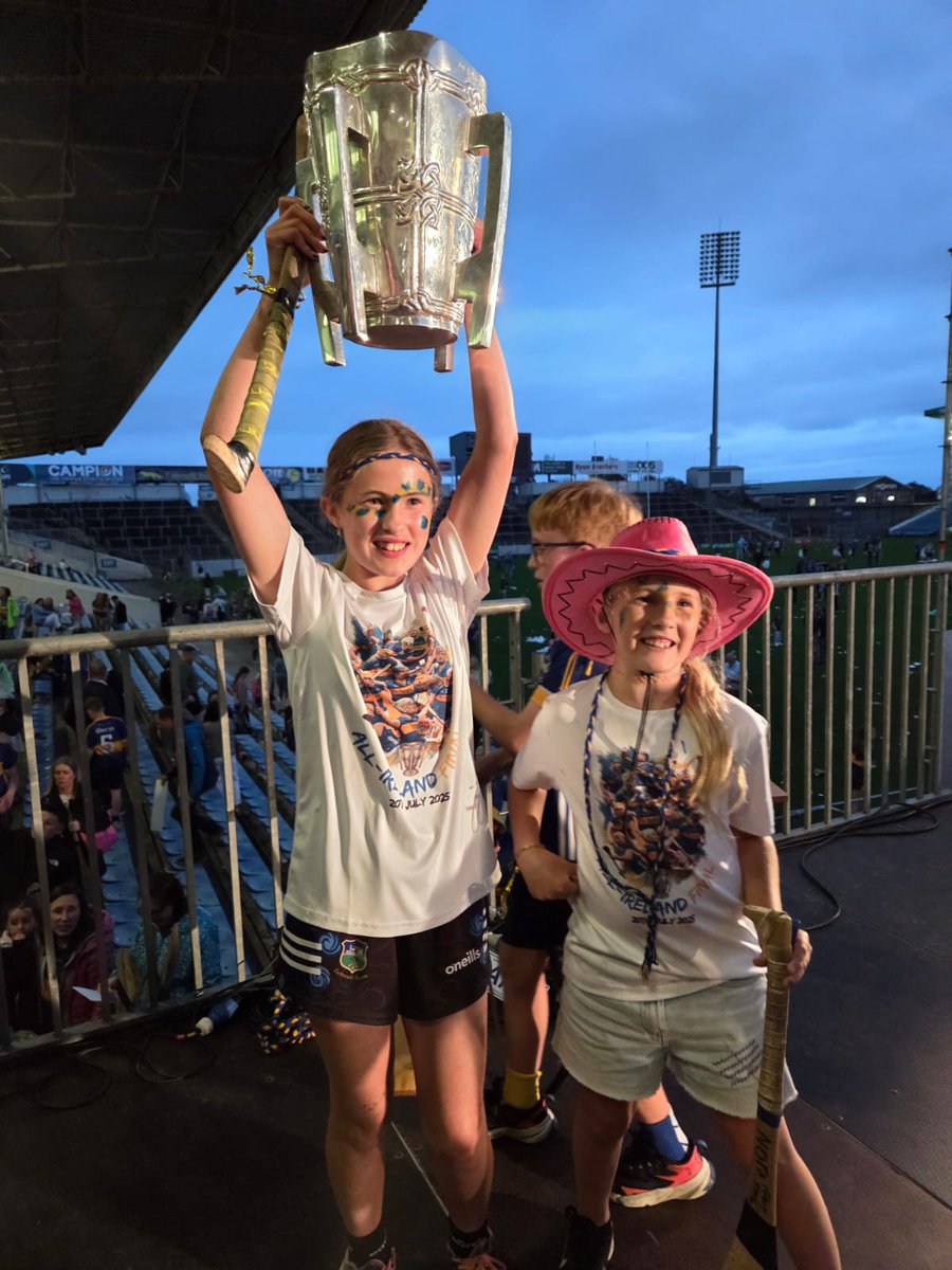 StephenGleeson_'s tweet image. Amazing few days working radio at the All-Ireland final from live broadcasts to interviewing legends like Eoin Kelly, Rachel Blackmore, Una Healy, Seamie, Darragh, Willie Connors & Johnny Smacks to name a few🙏 amazing too that Tipperary won minor, U20 & senior in 13 months🏆🏆🏆