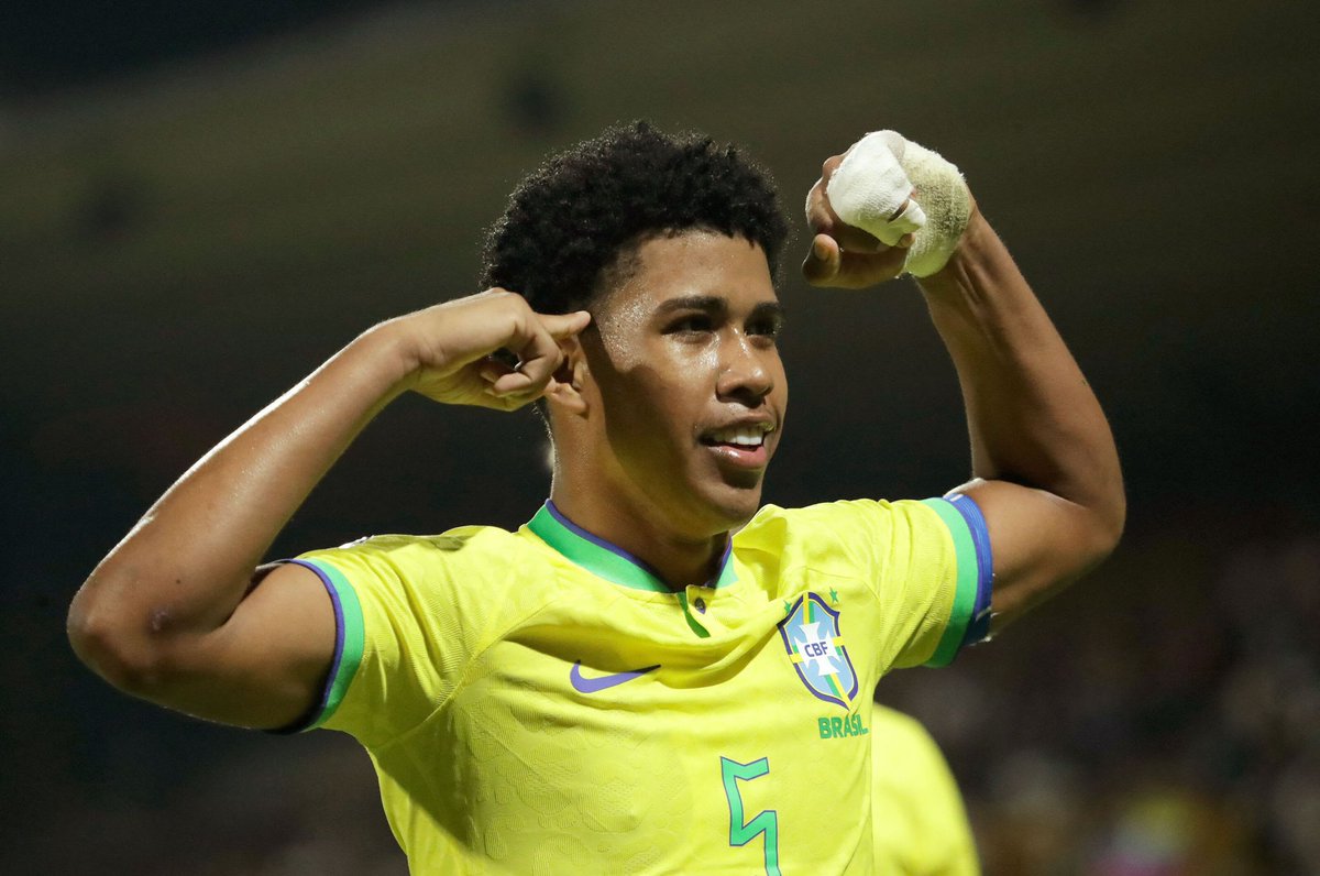ChelsTransfer's tweet image. Inter Milan reportedly inquired about the availability of Chelsea & Brazil midfielder Andrey Santos. The player’s agent Giuliano Bertolucci indicated to Inter that Chelsea are in no rush to sell Santos this summer. The price tag for the Brazilian would be high (via @tvdellosport)