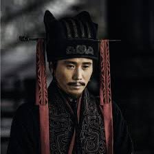 من اجمل  احداث الي احب اطلع عليها هي بداية بروز عبقري التوحيد لي سي القانوني الرجل الذي استطاع ازاحة لوبووي من سلطة من دون قتال حقيقي  و نهايته الحزينه الذي لا يستحقها  

لي سي القانوني رجل الاول في تشين