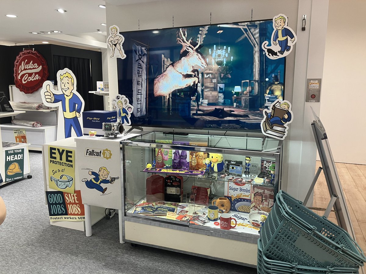kappa_lily's tweet image. INFOLENS GEEK SHOP様の
「#Fallout Collection」池袋にて、
・ヌカ・コーラ・クアンタム バーマット
・スローカムズ・ジョー マグカップ
を購入!そして「YOSチャンネルを見た」でボールペンももらってきました!
バーマット前から欲しかったから嬉しいよ...!マグカップもこの形最高すぎるな。