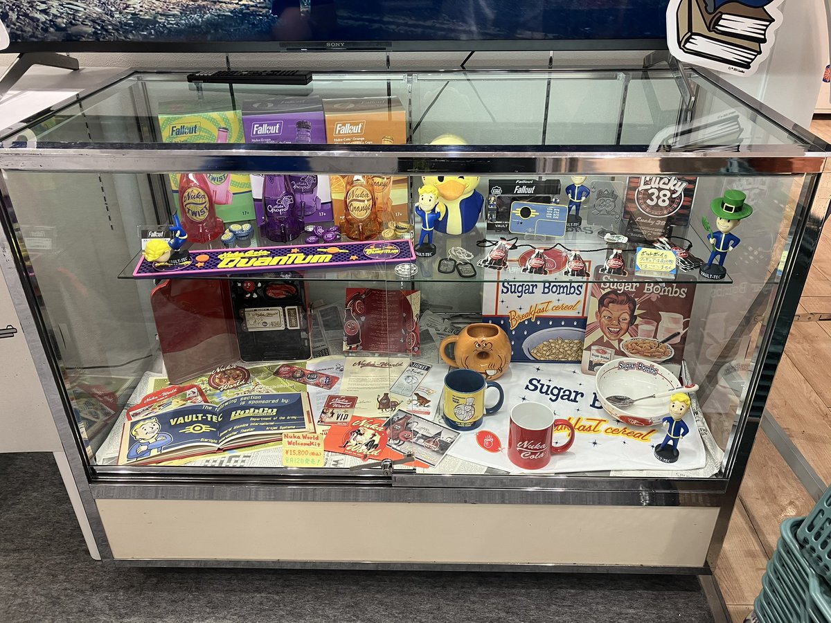 kappa_lily's tweet image. INFOLENS GEEK SHOP様の
「#Fallout Collection」池袋にて、
・ヌカ・コーラ・クアンタム バーマット
・スローカムズ・ジョー マグカップ
を購入!そして「YOSチャンネルを見た」でボールペンももらってきました!
バーマット前から欲しかったから嬉しいよ...!マグカップもこの形最高すぎるな。
