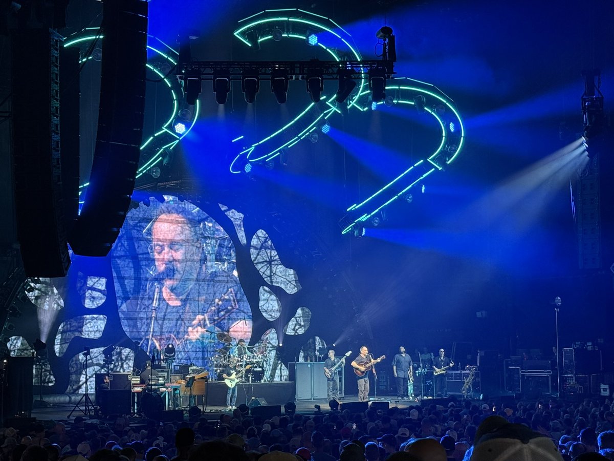 mattlawson99's tweet image. Dave Matthews show just outside Philly. 3 times I heard an “E-A-G-L-E-S Eagles!” chant during the show and one “Dallas sucks!” 😂