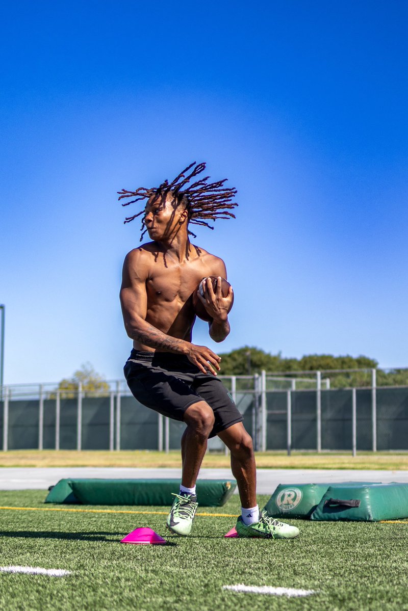 MiroShoots's tweet image. Friday Fundamentals: @Alijah2_ running drills @TritonsFootball.
