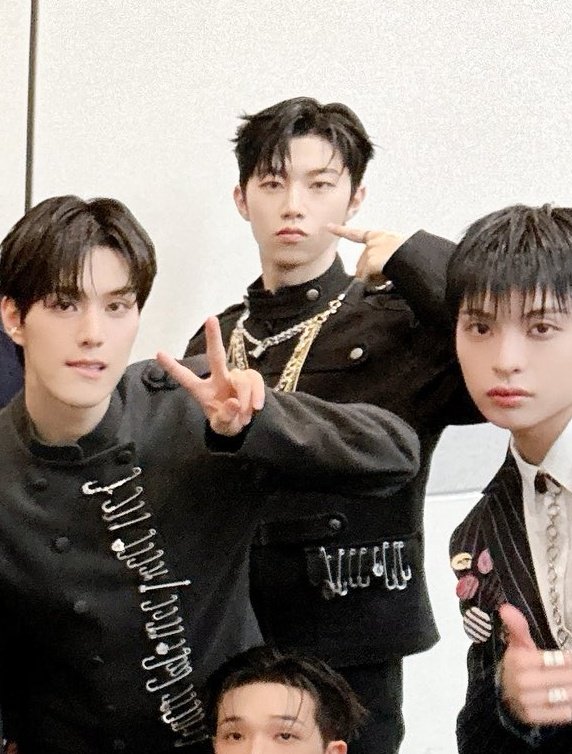 Mythoi_exe's tweet image. Hyunwoo you wanna drop a full body picture of your outfit sooo baaadddd