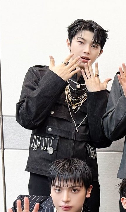 Mythoi_exe's tweet image. Hyunwoo you wanna drop a full body picture of your outfit sooo baaadddd