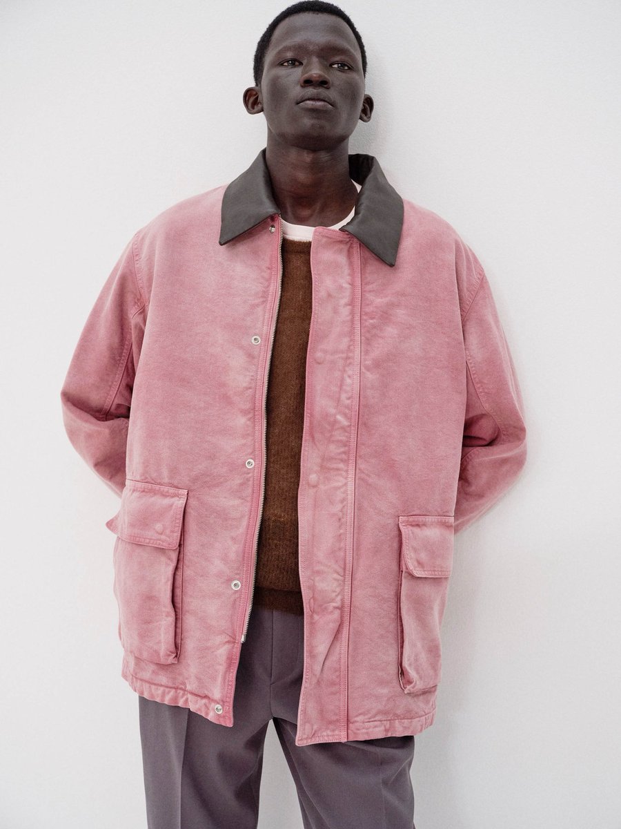 AURALEEの今季の襟レザーブルゾン 当然多くの人はブラック一択でしょう