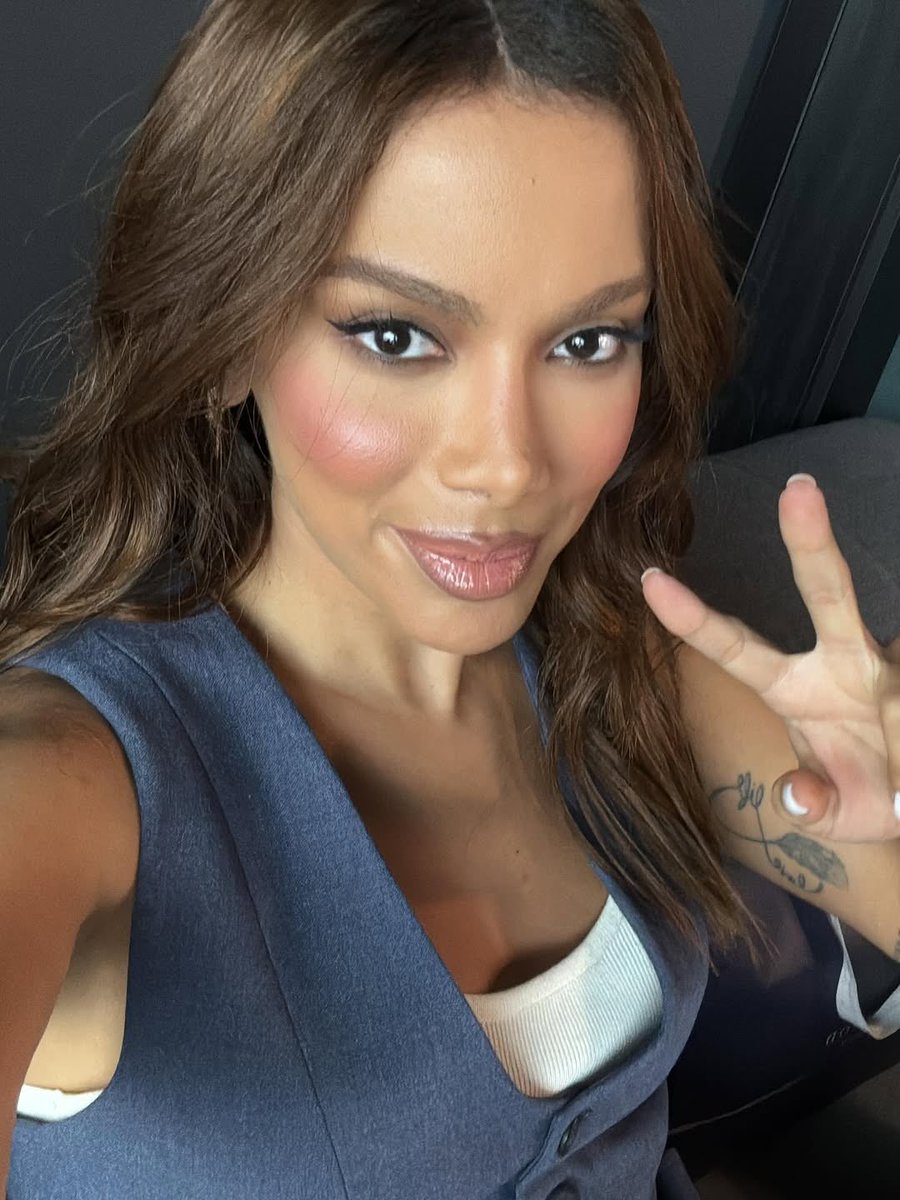 AnittaZoneBr's tweet image. Tem que ter coragem pra dizer que a Anitta tá feia.
