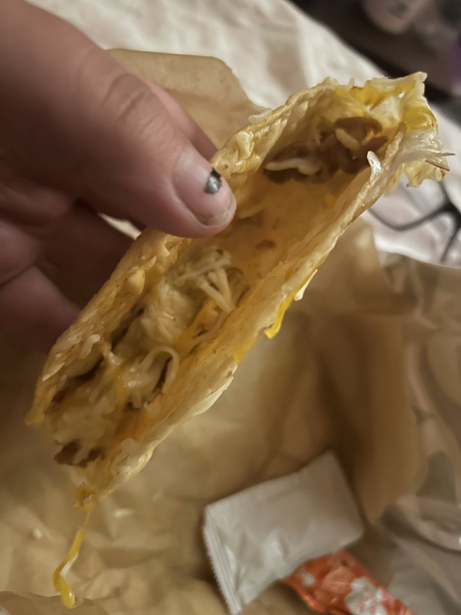 TheeGoddess__'s tweet photo. @tacobell what the helly https://t.co/UK1MHjL6qI
