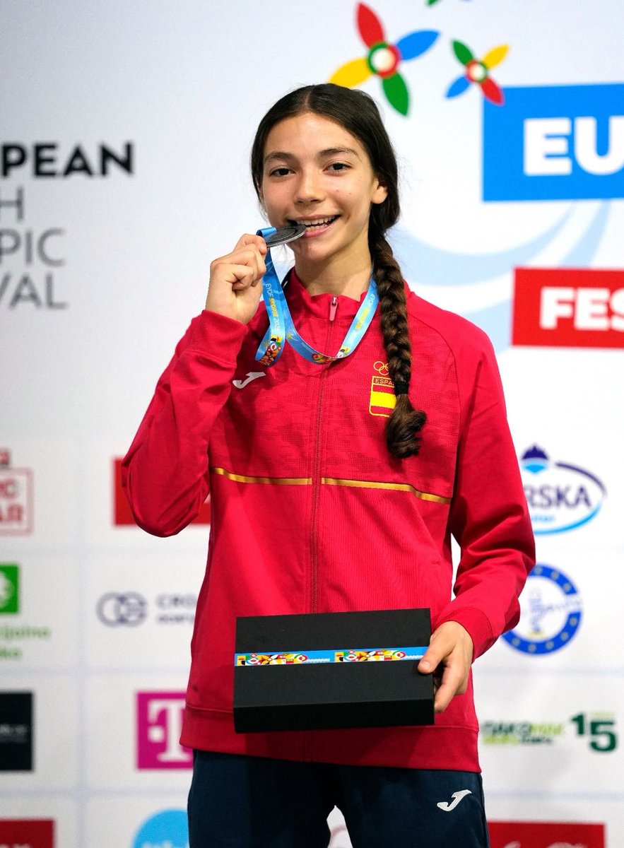 🥈 Adriana Rodríguez logra la plata en el EYOF 2025 tras una gran actuación en el tatami europeo.

La taekwondista canaria venció a rivales de Armenia, Bosnia, Francia y Turquía antes de disputar una intensa final ante Hungría. ¡Orgullo canario! 🙌

#DeporteCanario #Taekwondo
