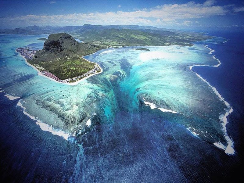 BigBangSciCom's tweet image. Au sud de l'île Maurice, dans la péninsule du morne Brabant, le sable et le courant créent une illusion de cascade sous-marine géante, uniquement visible depuis le ciel
Source : leguidedutraveler.wordpress.com/2016/03/08/la-…
#Nature #naturelovers #ile #island #ilemaurice #illusion