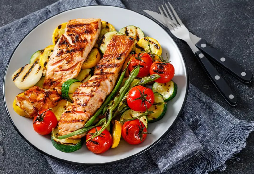 HeartandStroke's tweet image. This delicious meal cooks up in no time at all.
🐟️🥗 Try this fast fish and fresh herb veggie packets recipe for one of your weekend meals: bit.ly/3TwXORQ!
