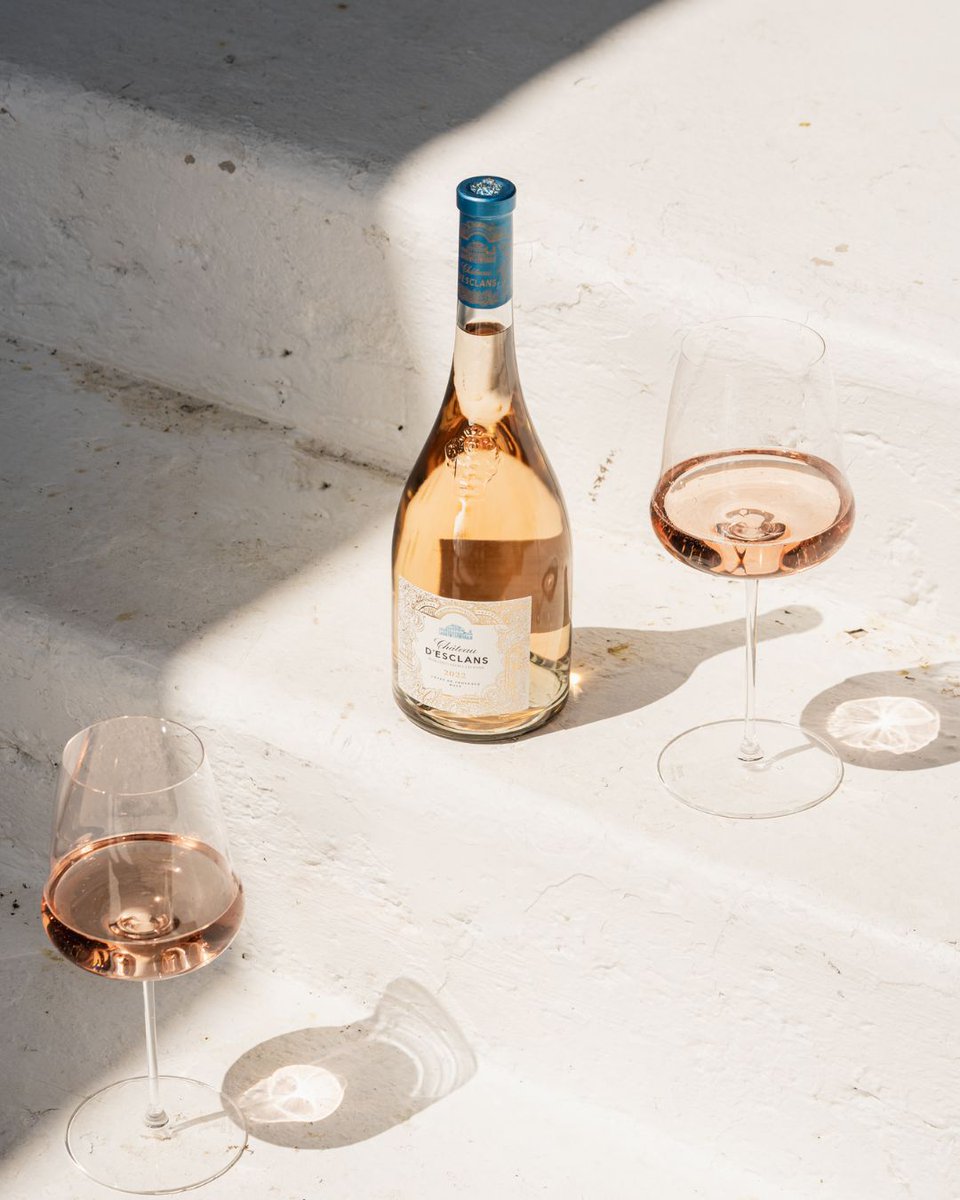 ✨ Le #ChateaudEsclans 2024 révèle toute la magie de la #Provence ! Sa robe rose claire dévoile un nez de fruits rouges et d'épices, suivi d'une bouche structurée, fraîche et persistante. Un assemblage parfait né sur un terroir millénaire : fcld.ly/esclans_2024