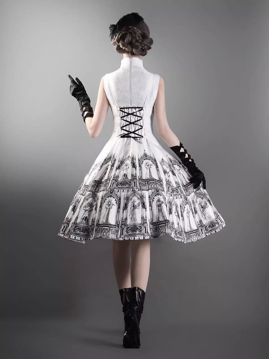 ManusxMachina's tweet image. 亡者の夜想曲のジャンパースカート 
manus-machina.com/collections/el… 
荘厳なゴシック建築を彷彿とさせる美術的モチーフ大胆に描かれたジャンパースカート。スカート部分にはアーチ状の柱や尖塔の中に楽器を奏でる骸骨の姿が繰り返し配されており、まるで聖堂の壁画のような荘厳な雰囲気を醸し出します。