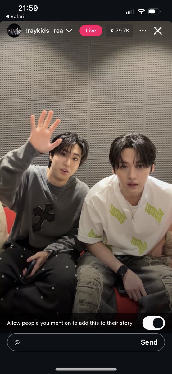 skizluvr's tweet image. NO JOKE I WAS LITERALLY IN THE MIDDLE OF READING A MINSUNG FIC AND THIS NOTIFIED ALL OF A SUDDEN