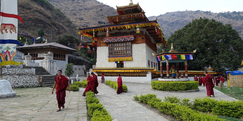 HorrifyingHist1's tweet image. Gom Kora, known for its haunted reputation in Bhutan, is a sacred site where Guru Rinpoche defeated a demon. The stone stupa, now a temple centerpiece, attracts pilgrims seeking spiritual encounters 🏯👻 #HauntedPlaces #Bhutan #GomKora #GomphuKoraFestival
