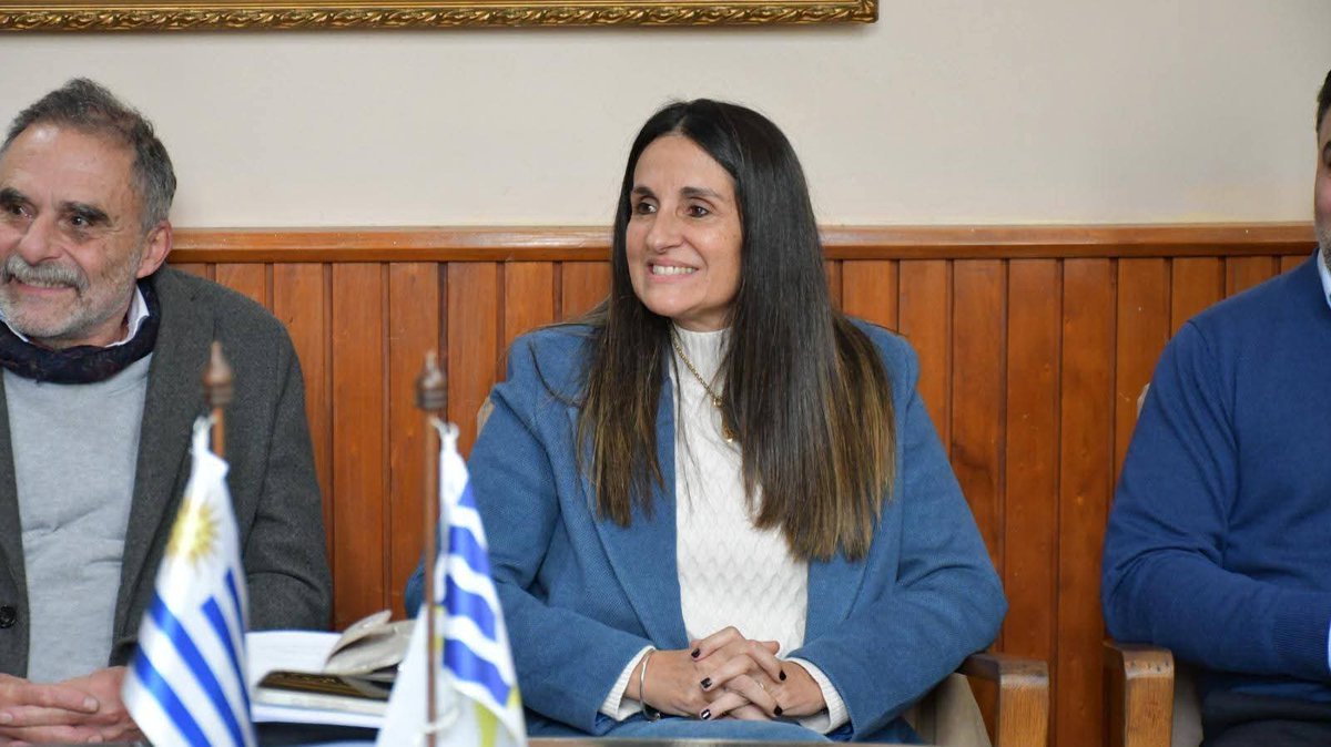 comuna33's tweet image. Intendente Departamental recibió a la Ministra de transporte Lucia Etcheverry. 
Estuvieron presentes además la Diputada por el partido nacional Dra. Mónica Pereira y el diputado por el FA Nino Medina. 
#GobiernodeTreintayTres