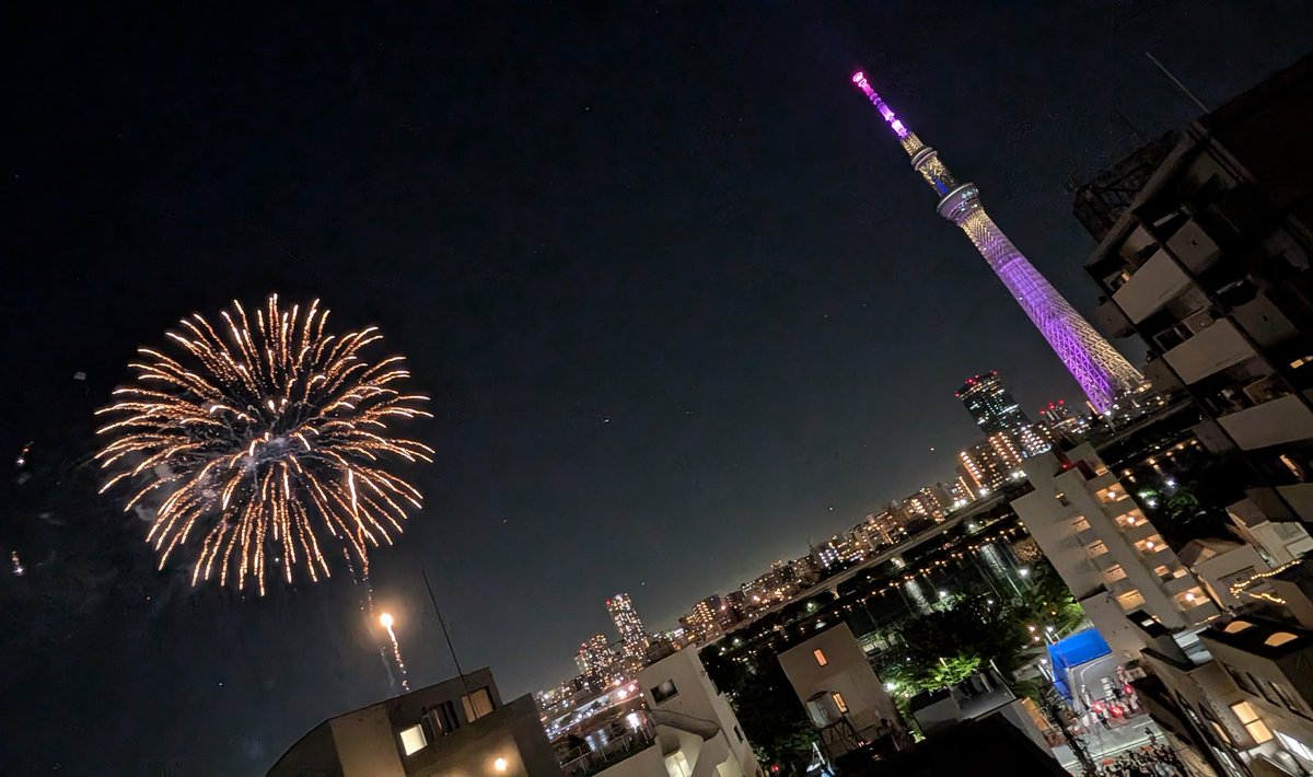 kuromaru_'s tweet image. 花火を観におでかけしてました。
すごいアングル!東京来てちゃんと花火観れたの初めてです🎆
誘ってもらえて大感謝✨️
フジロックのbalming tigerも観たかったな〜🐯