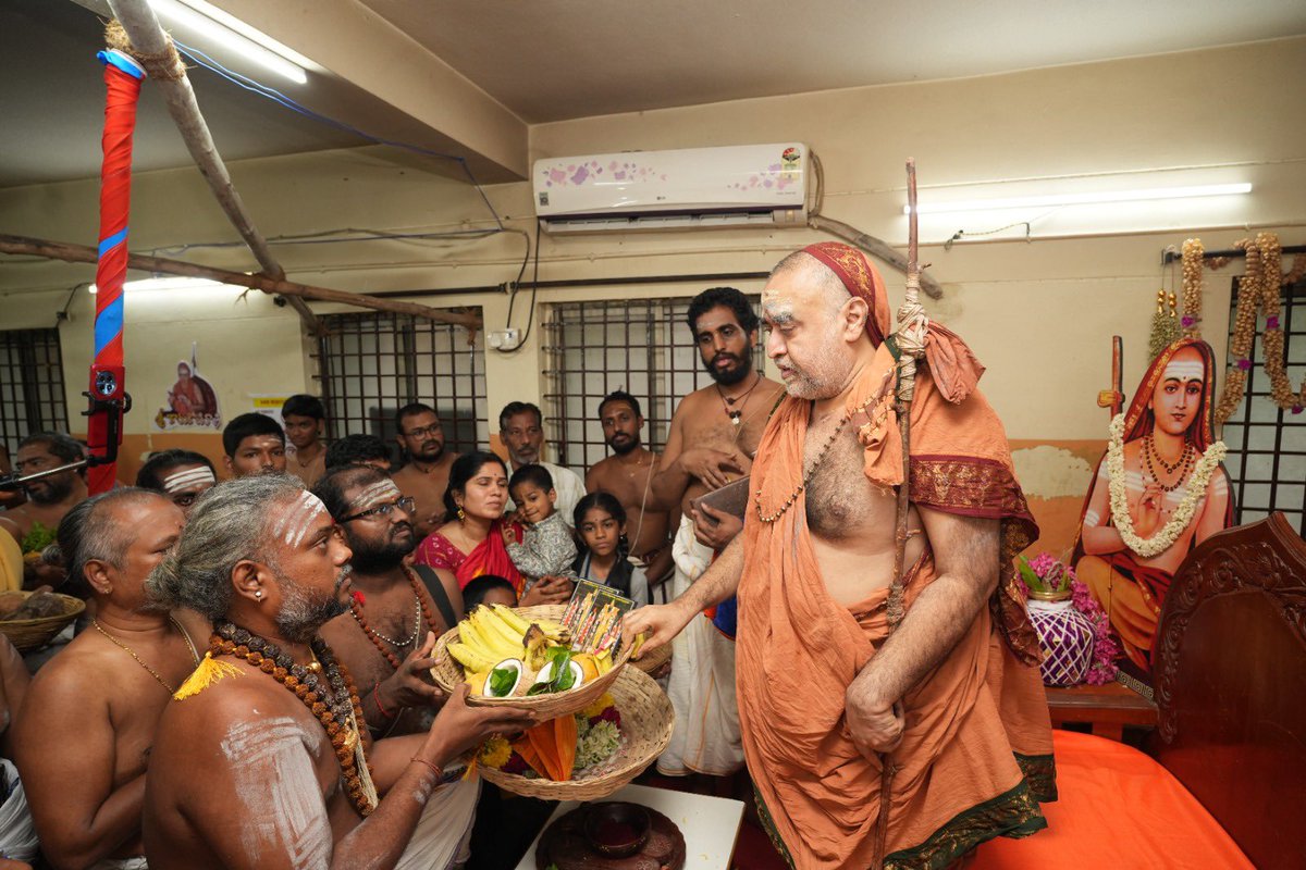 KanchiMatham's tweet image. Vallakottai Sri Subrahmanya Swami prasadam was offered to Pujyashri Shankaracharya Swamiji at Shrimatam camp at Tirupati today- 26 Jul. 2025 #kamakoti