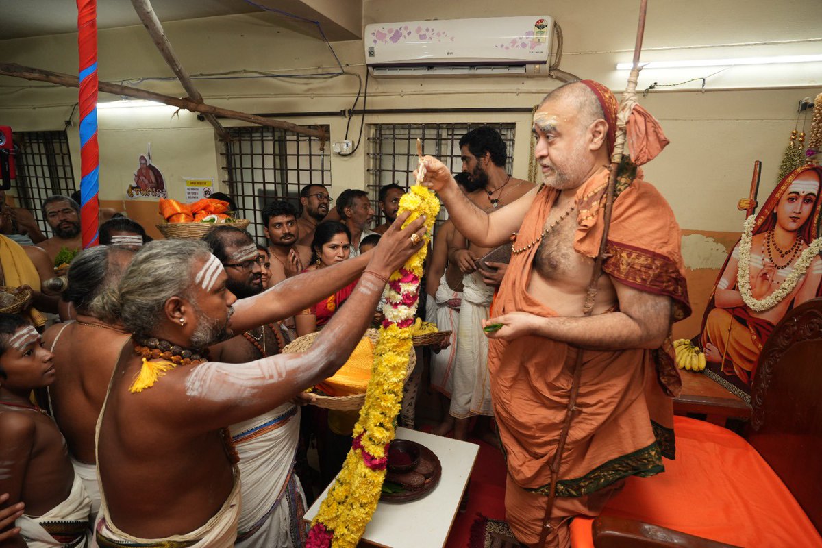KanchiMatham's tweet image. Vallakottai Sri Subrahmanya Swami prasadam was offered to Pujyashri Shankaracharya Swamiji at Shrimatam camp at Tirupati today- 26 Jul. 2025 #kamakoti