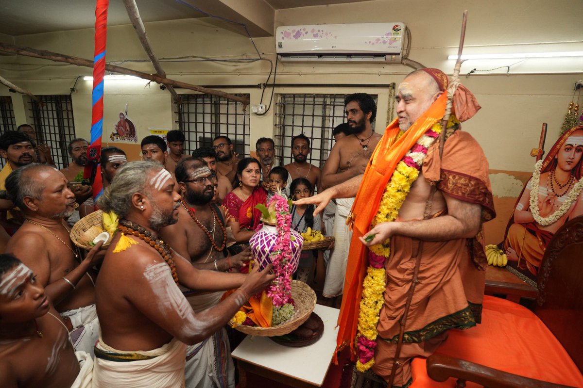 KanchiMatham's tweet image. Vallakottai Sri Subrahmanya Swami prasadam was offered to Pujyashri Shankaracharya Swamiji at Shrimatam camp at Tirupati today- 26 Jul. 2025 #kamakoti