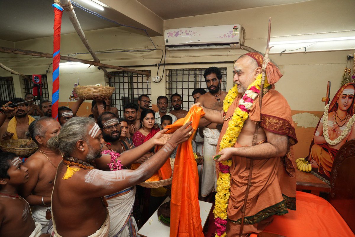 KanchiMatham's tweet image. Vallakottai Sri Subrahmanya Swami prasadam was offered to Pujyashri Shankaracharya Swamiji at Shrimatam camp at Tirupati today- 26 Jul. 2025 #kamakoti