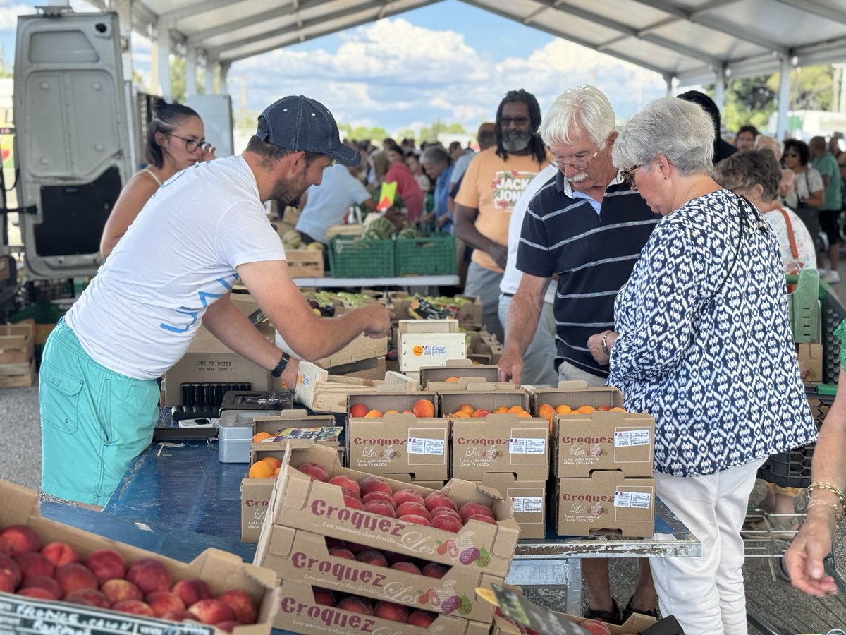 AMPMetropole's tweet image. 🐝 Ambiance sucrée aux Halles de producteurs ! 😋
Le délicieux Bar à Miels a fait fondre les papilles de nombreuses personnes ce vendredi, du côté de Plan de Campagne.
🍯 Dégustation et glaces au miel, quiz, parcours du miel et animations ludiques étaient proposés par nos…
