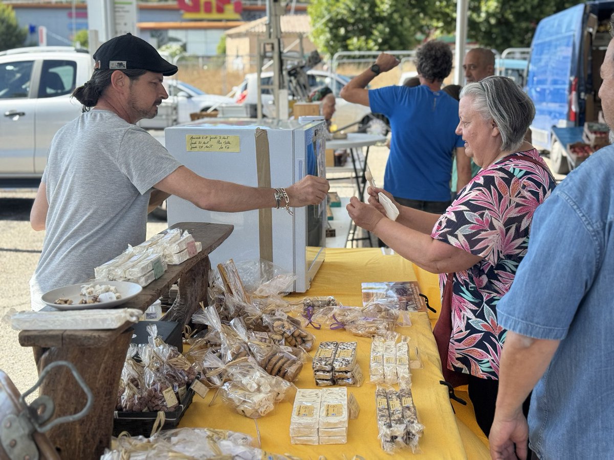 AMPMetropole's tweet image. 🐝 Ambiance sucrée aux Halles de producteurs ! 😋
Le délicieux Bar à Miels a fait fondre les papilles de nombreuses personnes ce vendredi, du côté de Plan de Campagne.
🍯 Dégustation et glaces au miel, quiz, parcours du miel et animations ludiques étaient proposés par nos…