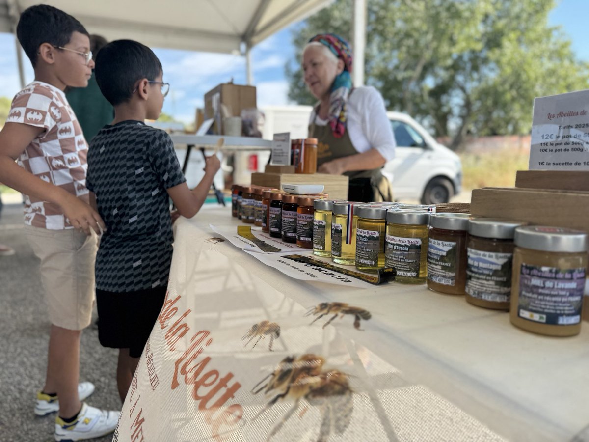 AMPMetropole's tweet image. 🐝 Ambiance sucrée aux Halles de producteurs ! 😋
Le délicieux Bar à Miels a fait fondre les papilles de nombreuses personnes ce vendredi, du côté de Plan de Campagne.
🍯 Dégustation et glaces au miel, quiz, parcours du miel et animations ludiques étaient proposés par nos…