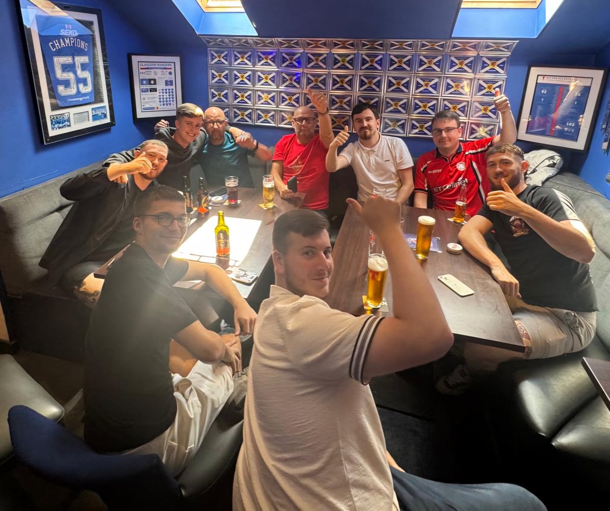 OswaldsBar's tweet image. Great to have the Middlesbrough fans joining us to celebrate our Gazza day..a legend at both our clubs 🤝🔵🔴