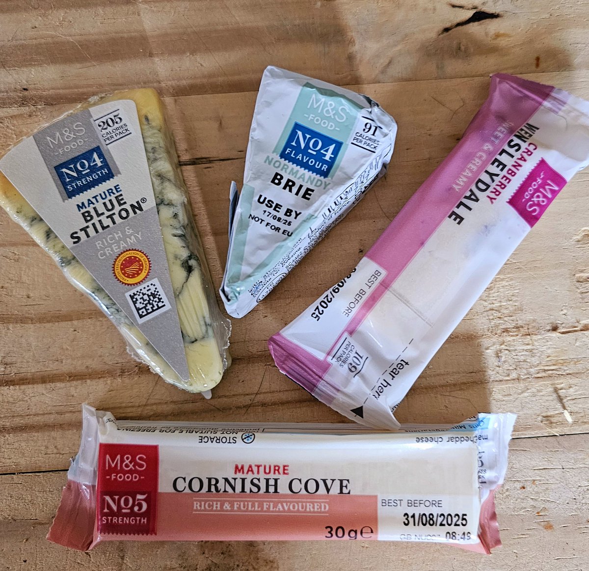 autcareandshare's tweet image. Me and Ryan went to town this morning. Ryan picked up some new DVDs, and then we went to M&S to do a little bit of shopping, Ryan picked up some little cheeses to have with some crackers for his tea.