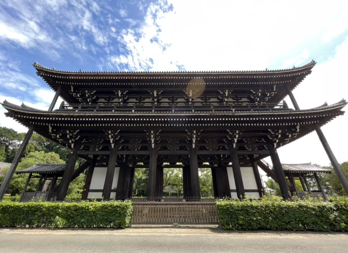 k_tamago_power's tweet image. 【東福寺】
摂政九條道家が奈良における最大の寺院である東大寺に比べまた奈良で最も盛大を極めた興福寺になぞらえようとの念願で「東」と「福」の字を取り,京都最大の大伽藍を造営したのが慧日山東福寺だそうで嘉禎2年(1236年)より建長7年(1255年)まで実に19年を費やして完成したのだそう😊