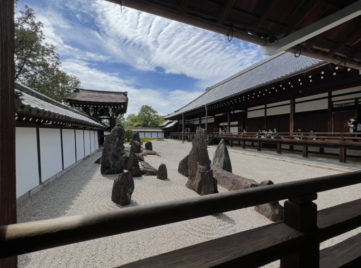 k_tamago_power's tweet image. 【東福寺】
摂政九條道家が奈良における最大の寺院である東大寺に比べまた奈良で最も盛大を極めた興福寺になぞらえようとの念願で「東」と「福」の字を取り,京都最大の大伽藍を造営したのが慧日山東福寺だそうで嘉禎2年(1236年)より建長7年(1255年)まで実に19年を費やして完成したのだそう😊