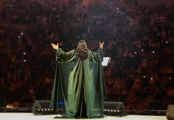 CelebMiddleEast's tweet image. الملكة #احلام_في_جرش في أحدث تصريحاتها:
لقب "الملكة" يحمل في طياته معاني كثيرة، وما أقصده به هو أن الفنان يملك زمام المسرح.
أنا من المعجبين الكبار بالفنان العراقي الراحل ناظم الغزالي.
لست من الفنانات اللاتي يخترن أغاني الترند، بل أحرص على اختيار أعمال تبقى خالدة في التاريخ.