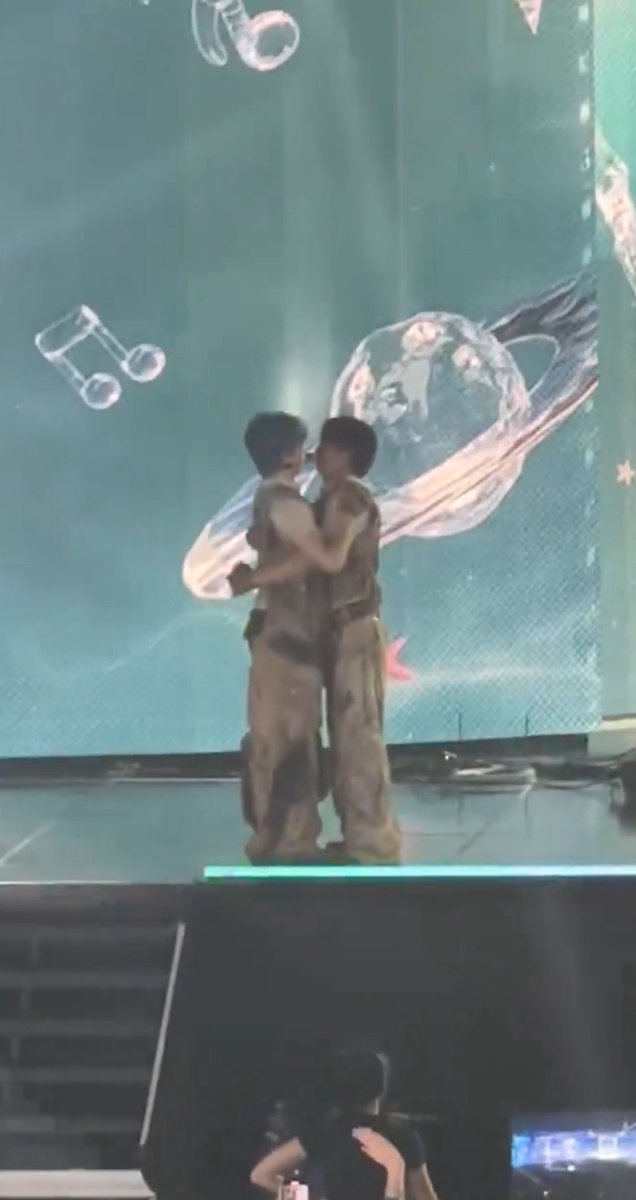 aemldl_8266's tweet image. 진짜 죄송한데 누가 무대에서 이러나요..
수상하고이상하고난리