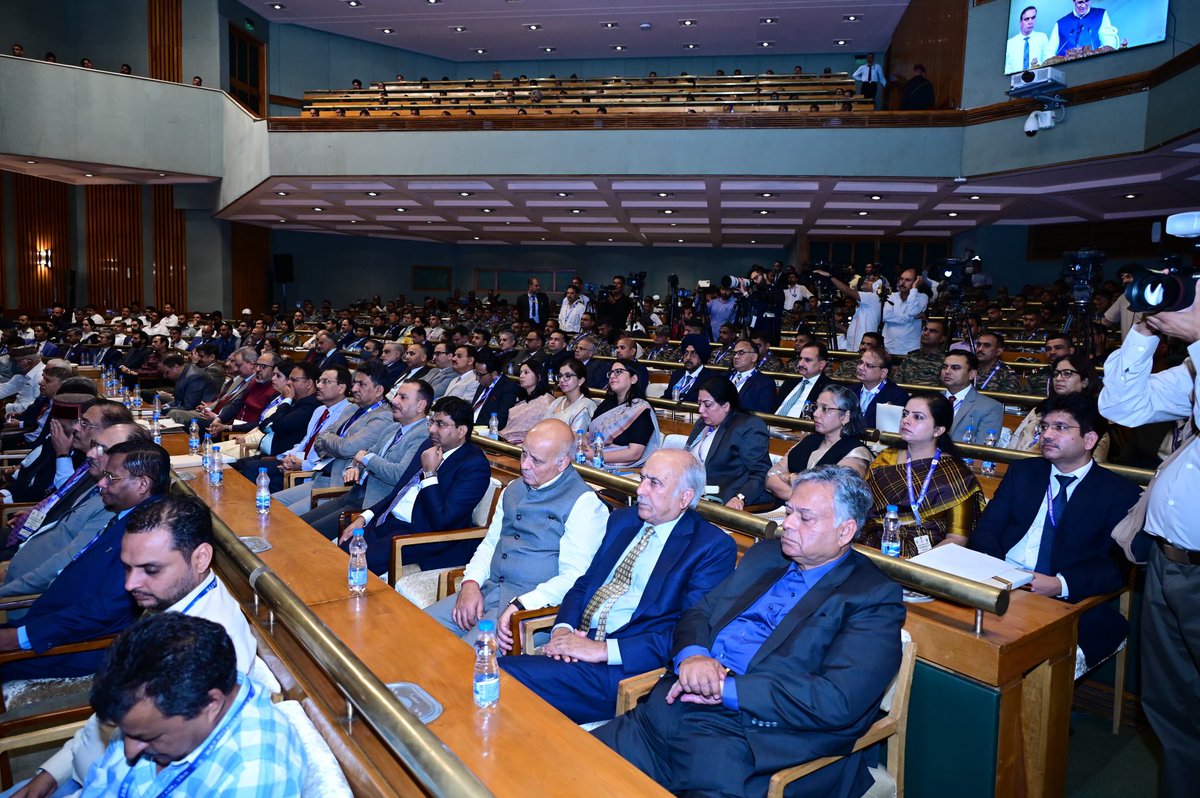 CM_JnK's tweet image. Chief Minister @OmarAbdullah today delivered a Special Address at the North Zone Regional Conference of the National Legal Services Authority at SKICC, Srinagar, alongside Executive Chairman NALSA Hon’ble Justice Surya Kant, Hon’ble Union Law Minister @arjunrammeghwal , and…