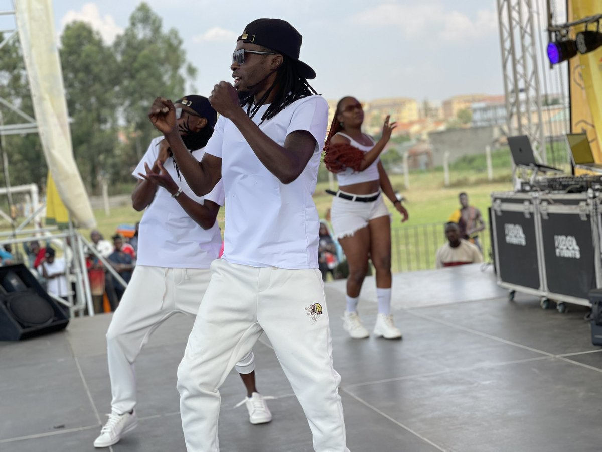 tvwestUG's tweet image. The Vision Dancers from Kampala steppin’ on the floor
It’s all entertainment and good vibes in Mbarara
At #Ekinihiiro Mira-Nkwongyere
#RadioWestAt26 | #Nehinda
📸: @NAngellah