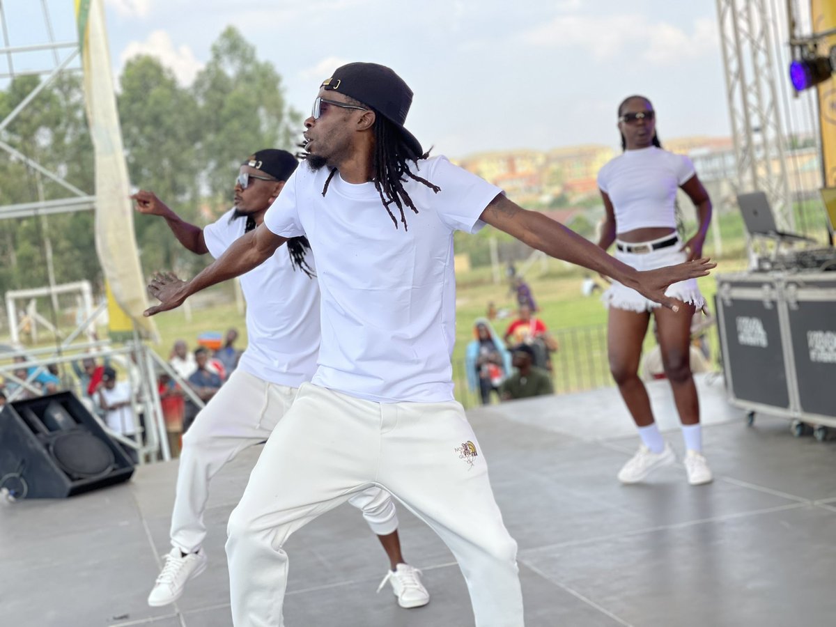 tvwestUG's tweet image. The Vision Dancers from Kampala steppin’ on the floor
It’s all entertainment and good vibes in Mbarara
At #Ekinihiiro Mira-Nkwongyere
#RadioWestAt26 | #Nehinda
📸: @NAngellah