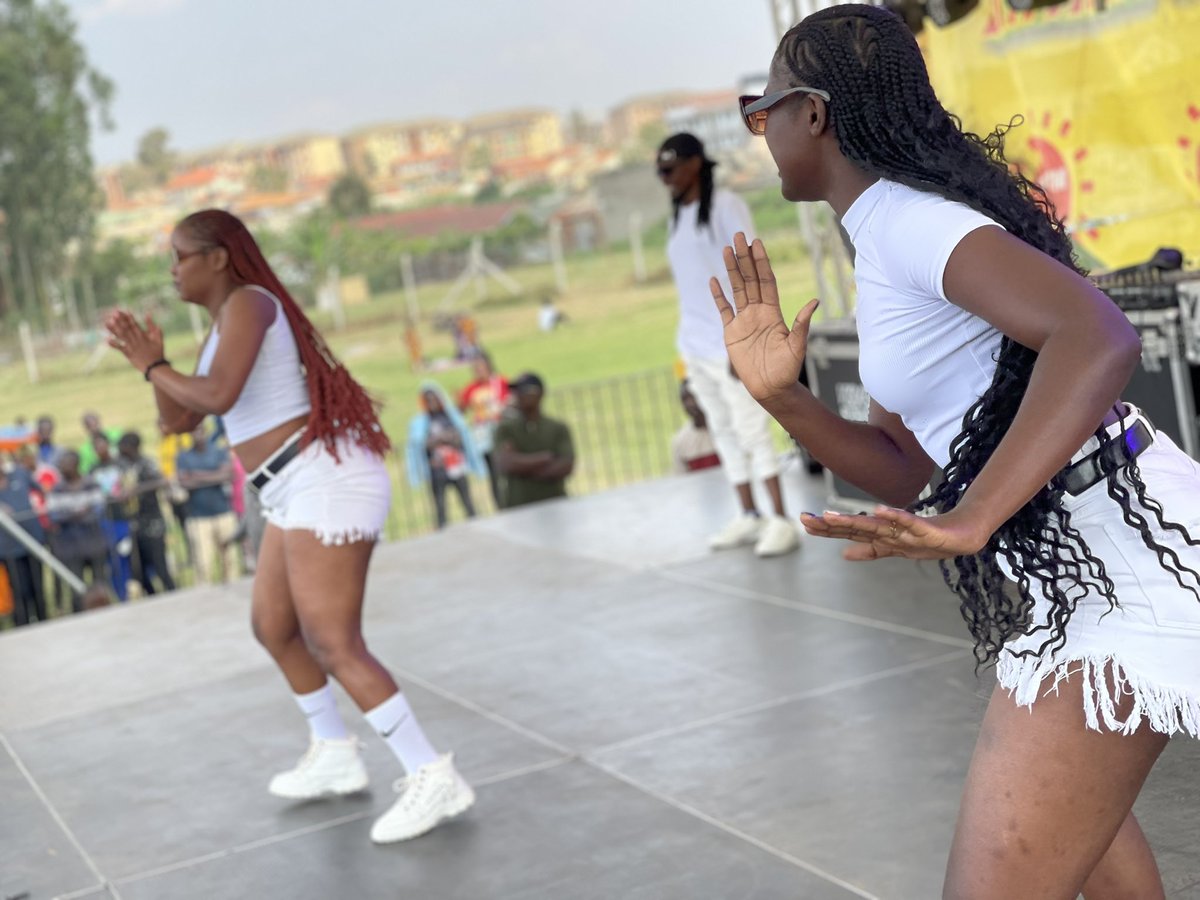 tvwestUG's tweet image. The Vision Dancers from Kampala steppin’ on the floor
It’s all entertainment and good vibes in Mbarara
At #Ekinihiiro Mira-Nkwongyere
#RadioWestAt26 | #Nehinda
📸: @NAngellah