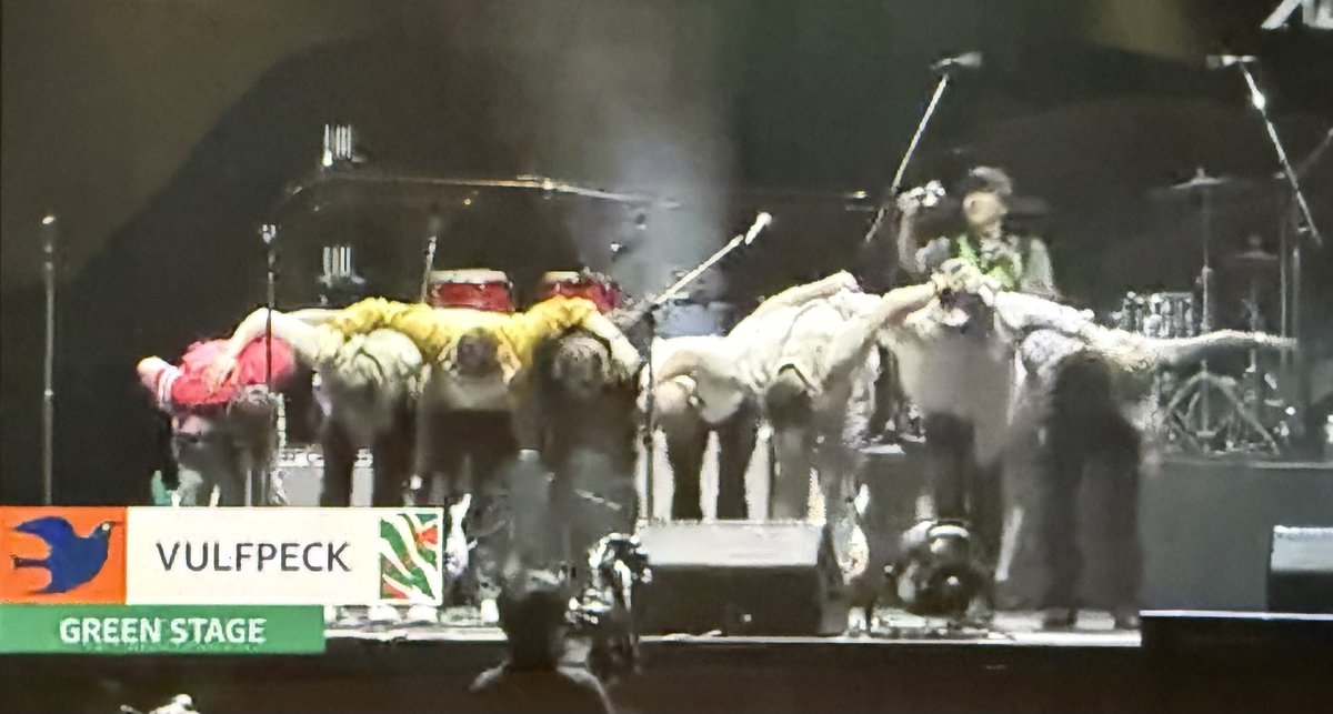 DiaryEspresso's tweet photo. Vulfpeckはもちろんだけど観客が素晴らしかった 歌詞と曲の進行しっかり頭に入ってるし歌詞がない曲も観客がメロディやベースラインを拾って歌うの見て感動した メンバー全員がきっと現地のファンの愛を感じてくれたと思う Cory WongがFUJI ROCKの前に来日した時大阪も東京も見に行ったんだけどその時彼が「お世辞じゃなくて日本の聴衆はベストなんだ、一生懸命でとても情熱的な聴衆だ」ってずっと言ってくれて嬉しかった 今日のフジロックのステージを見たらそれが本当にお世辞じゃないと感じた 他の招聘アーティストのステージと比べるとVulfpeckがとても上手に言葉の壁を越えて聴衆と交流しているということが分かるしライブの実力や交流スキルが大きいのは大前提としてでもそれにちゃんと応えてしっかりついていく聴衆が一緒にFUJI ROCKのステージを完成させたと思う またソロ公演で日本に戻って来てほしい 感動をありがとう
#fujirock #FUJIROCK2025 #FUJIROCK25 
 #おうちでフジロック #Vulfpeck