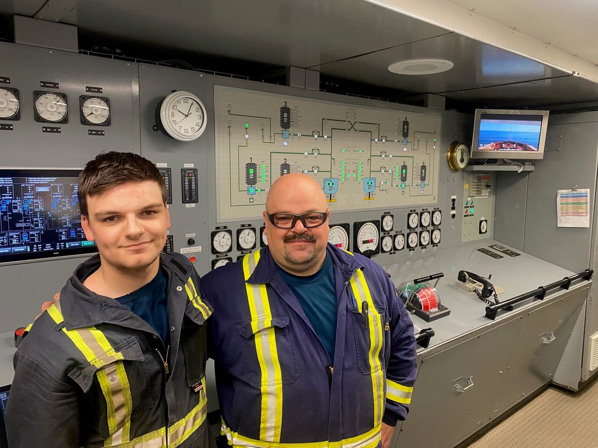 GardeCotiereCAN's tweet image. Deux générations d’assistants mécaniciens! 👨🔧
À bord du NGCC Des Groseilliers dans l’Arctique, Frédéric et son fils Pierre-Luc partagent un moment précieux alors qu’ils travaillent ensemble dans la même équipe.
Ensemble, ils transforment le travail en un vrai chez-soi.