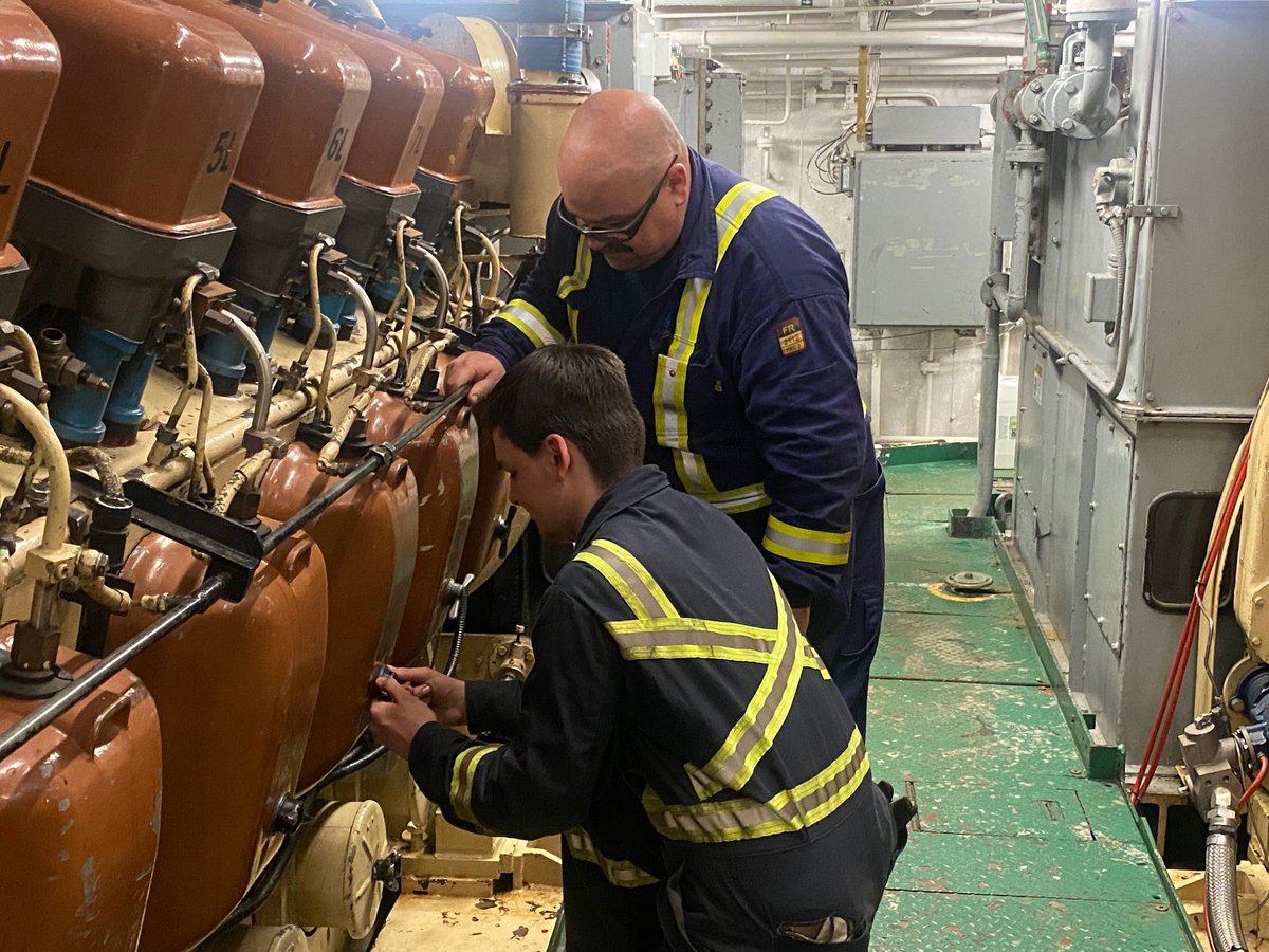 GardeCotiereCAN's tweet image. Deux générations d’assistants mécaniciens! 👨🔧
À bord du NGCC Des Groseilliers dans l’Arctique, Frédéric et son fils Pierre-Luc partagent un moment précieux alors qu’ils travaillent ensemble dans la même équipe.
Ensemble, ils transforment le travail en un vrai chez-soi.